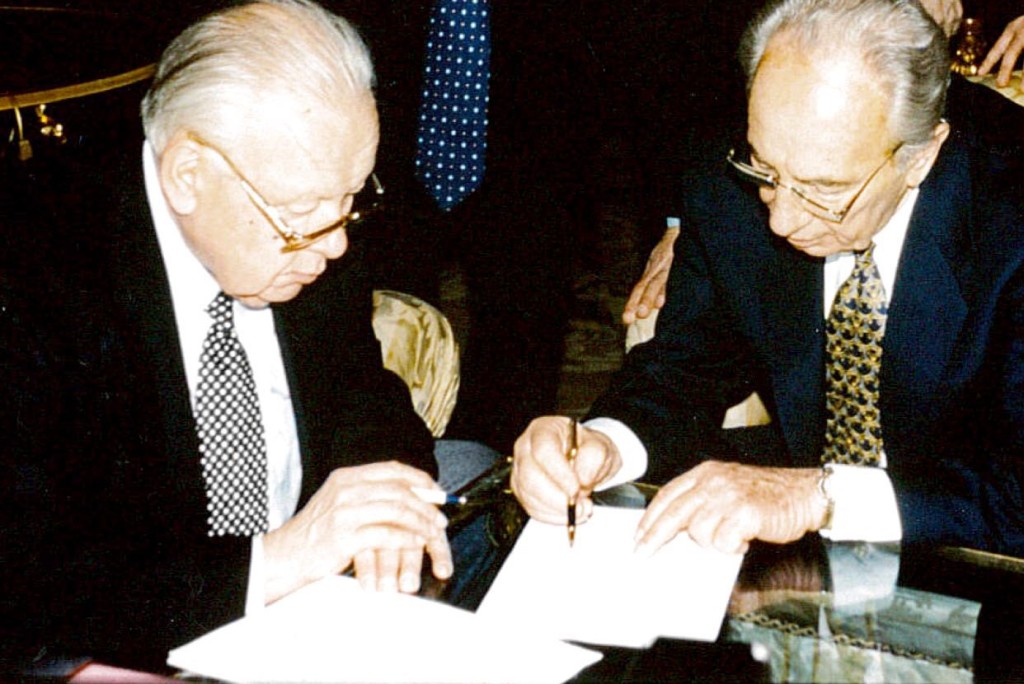 Shimon Peres with Vadim Zagladin, drafting the first Summit's Final Statement